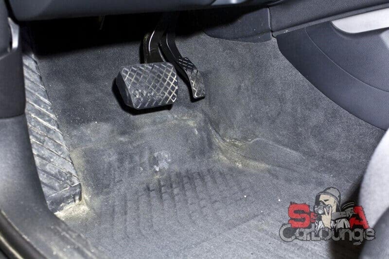 Грязный пол со стороны водителя 