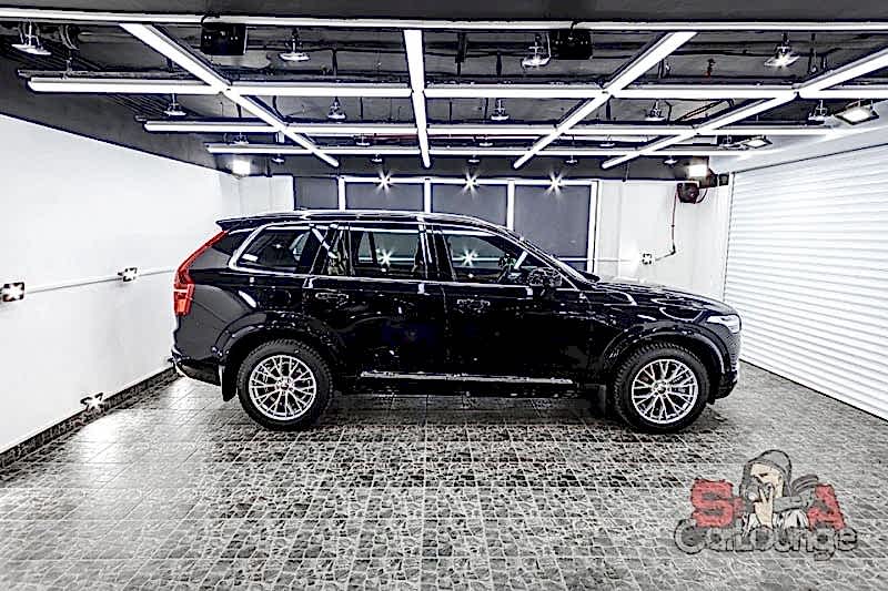отполированный бок автомобиля 
