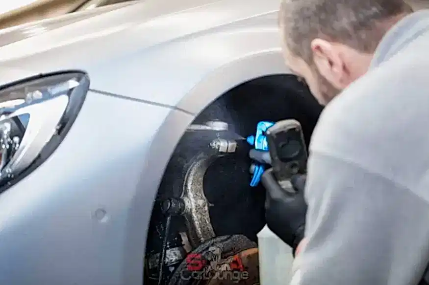 Удаление битумных пятен с кузова автомобиля | Цены на автомойку от битума в Москве 