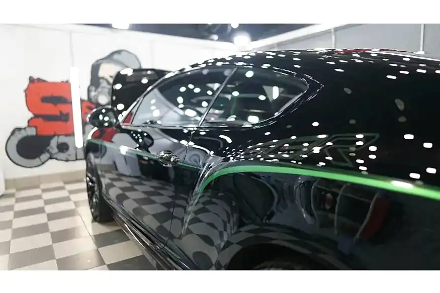 Оклейка крыши авто черной пленкой, детейлинг центр SA CarLounge в Москве