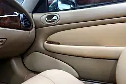Перетяжка дверных карт автомобиля