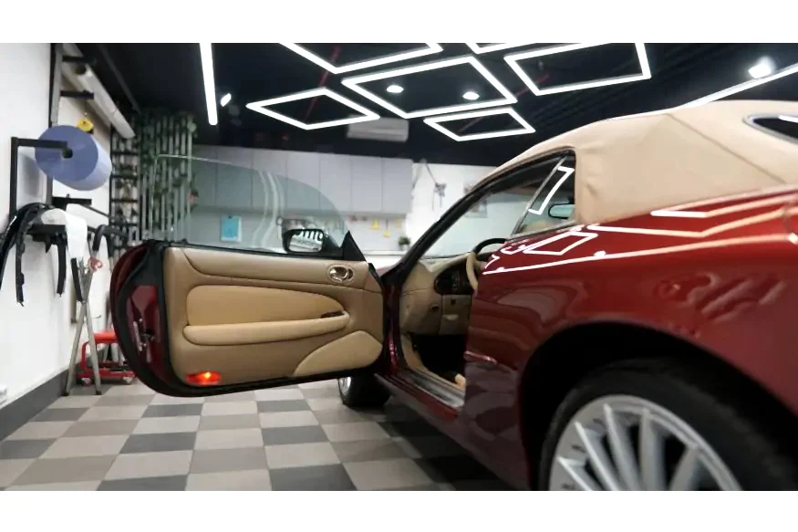 Перетяжка крыши салона автомобиля в детейлинг центре SA CarLounge в Москве