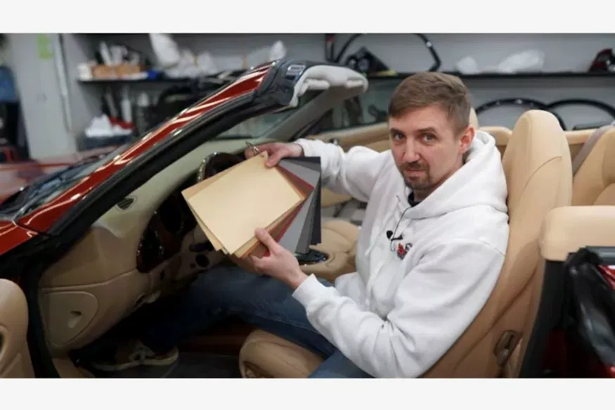 Перетяжка потолка автомобиля в детейлинг центре SA CarLounge в Москве