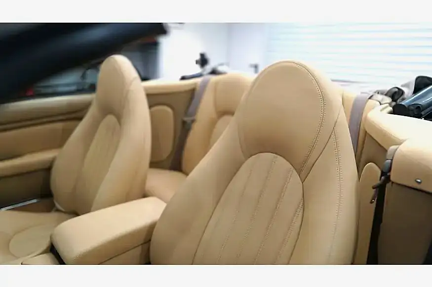 Перетяжка сидений автомобиля в детейлинг центре SA CarLounge в Москве