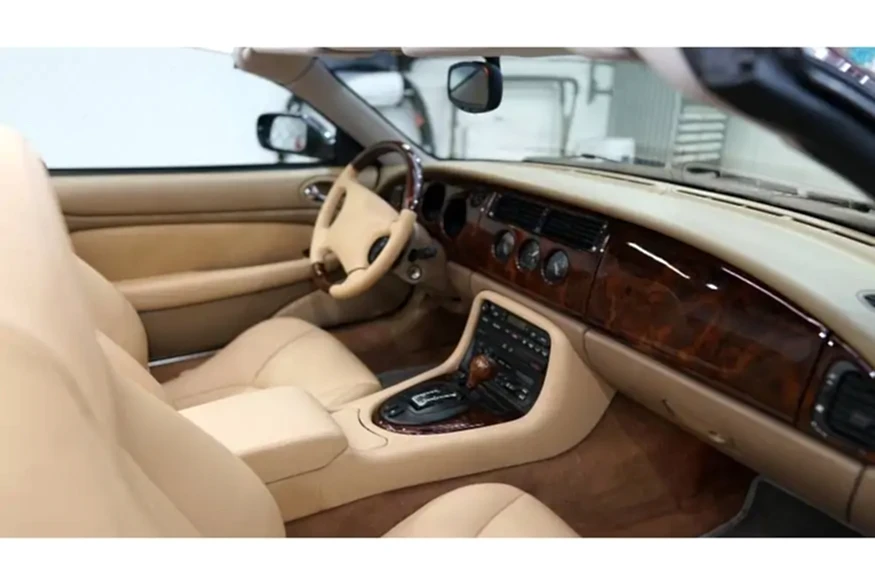 Перетяжка торпеды автомобиля в детейлинг центре SA CarLounge в Москве
