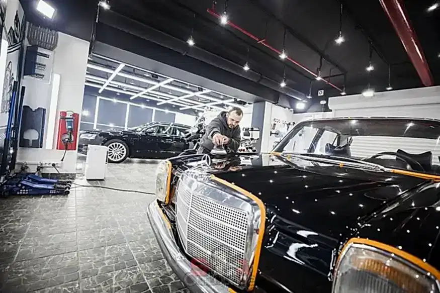 Покрытие автомобиля жидким стеклом автомобиля в детейлинг центр САКарЛаунж в Москве
