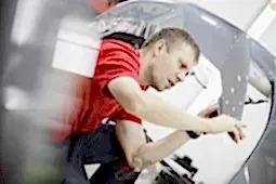 Оклейка крыши автомобиля полиуретановой пленкой