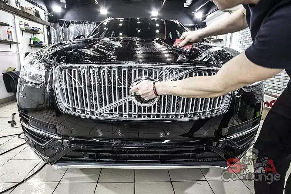 Защита передней части кузова нового авто антигравийной полиуретановой пленкой SunTek а также проведение комплекса других работ по защите