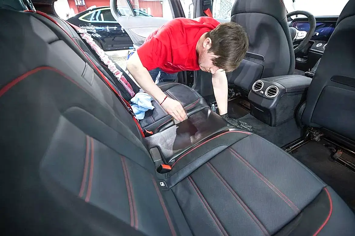 Защита кожи салона автомобиля