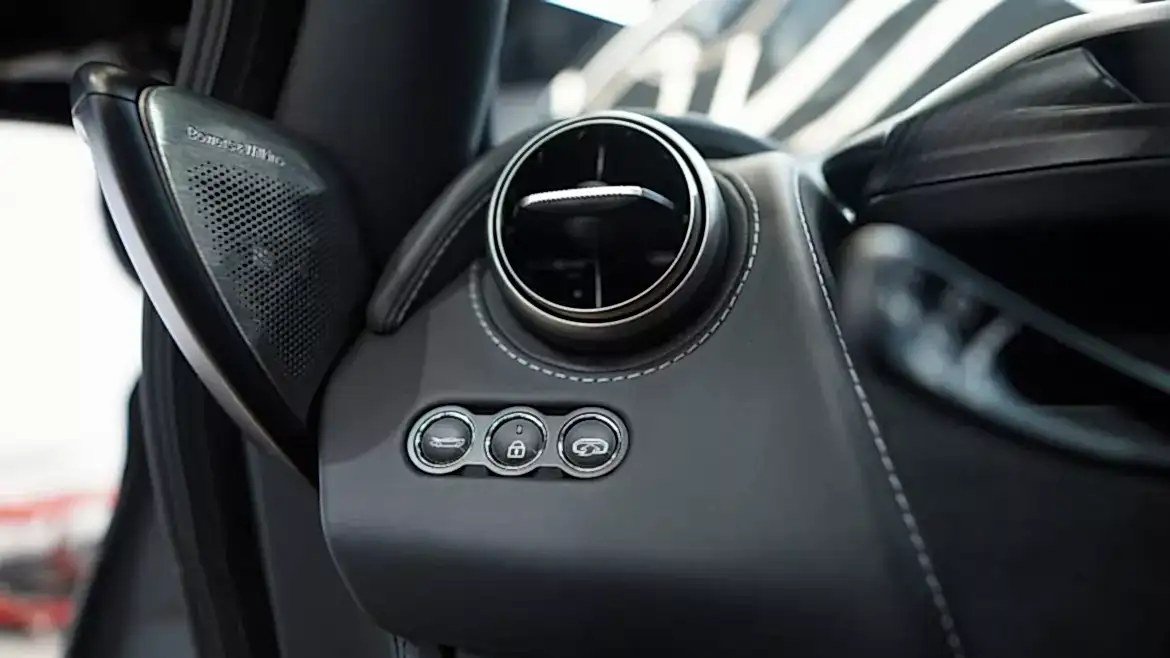 Оклейка Антигравийной Пленкой в SA CarLounge: Защитите Ваш McLaren 720sLaren антигравийной пленкой