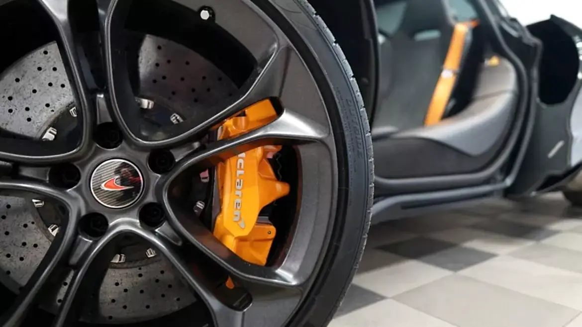 Оклейка Антигравийной Пленкой в SA CarLounge: Защитите Ваш McLaren 720sLaren антигравийной пленкой