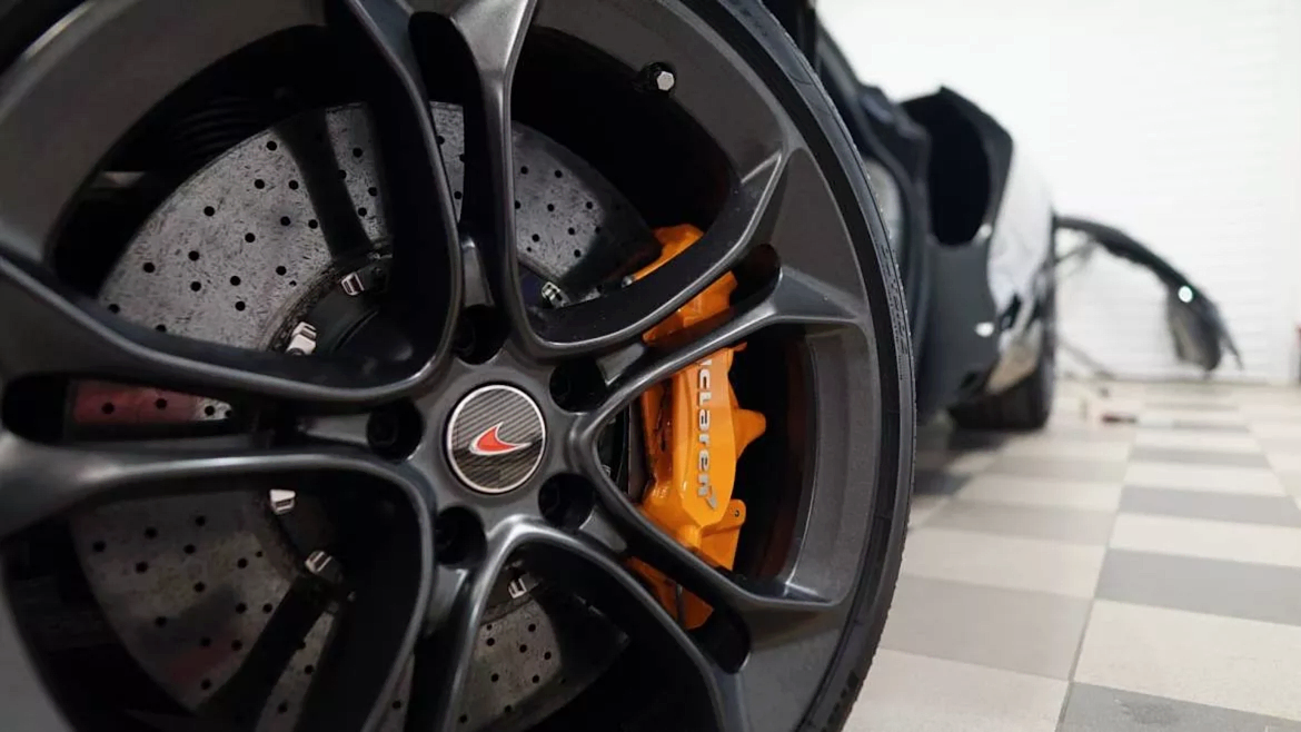Оклейка Антигравийной Пленкой в SA CarLounge: Защитите Ваш McLaren 720sLaren антигравийной пленкой