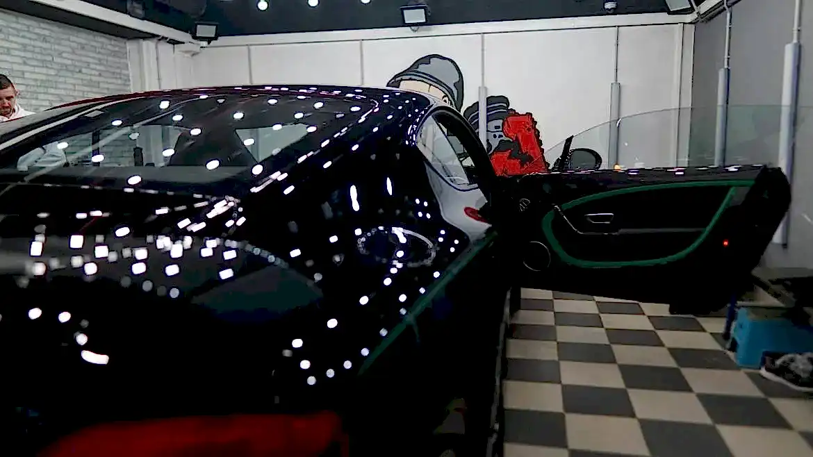 Оклейка крыши авто черной пленкой, детейлинг центр SA CarLounge в Москве