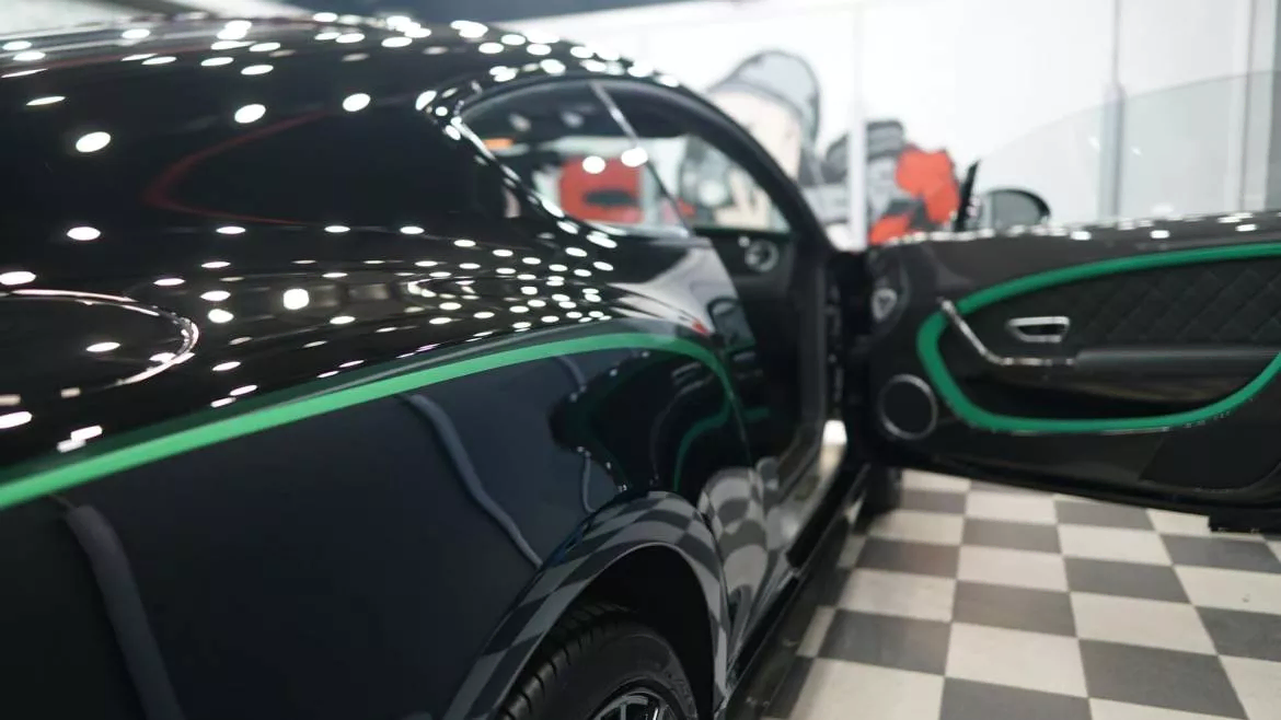Оклейка крыши авто черной пленкой, детейлинг центр SA CarLounge в Москве