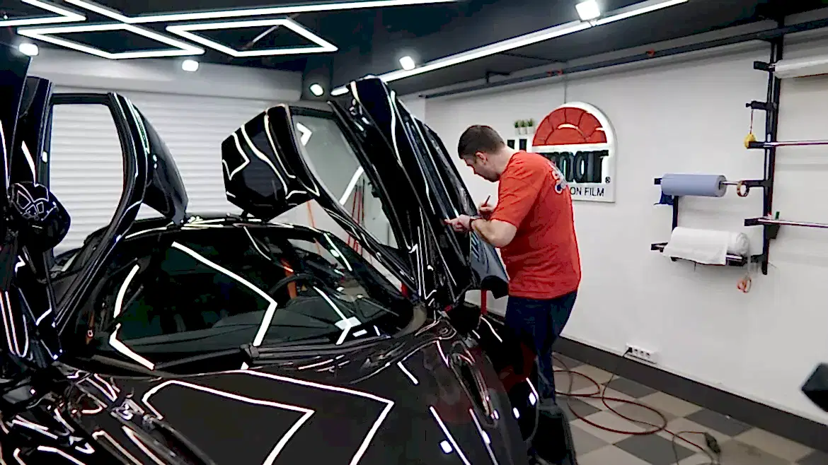 Оклейка авто антигравийной пленкой, детейлинг центр SA CarLounge в Москве