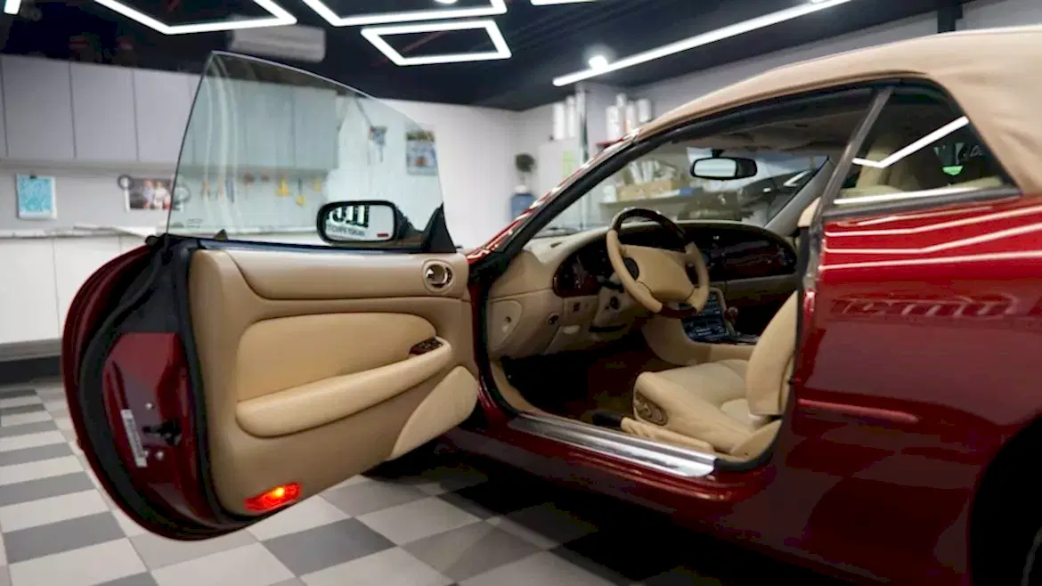 Оклейка лобового стекла антигравийной пленкой в детейлинг центре SA CarLounge в Москве