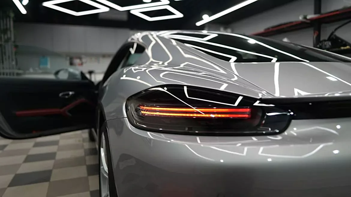 Тонировка стекол автомобиля в детейлинг центр SA CarLounge в Москве
