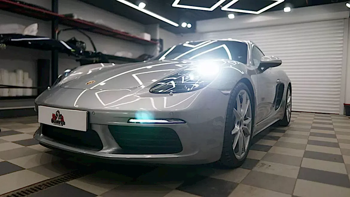 Тонировка стекол автомобиля в детейлинг центр SA CarLounge в Москве