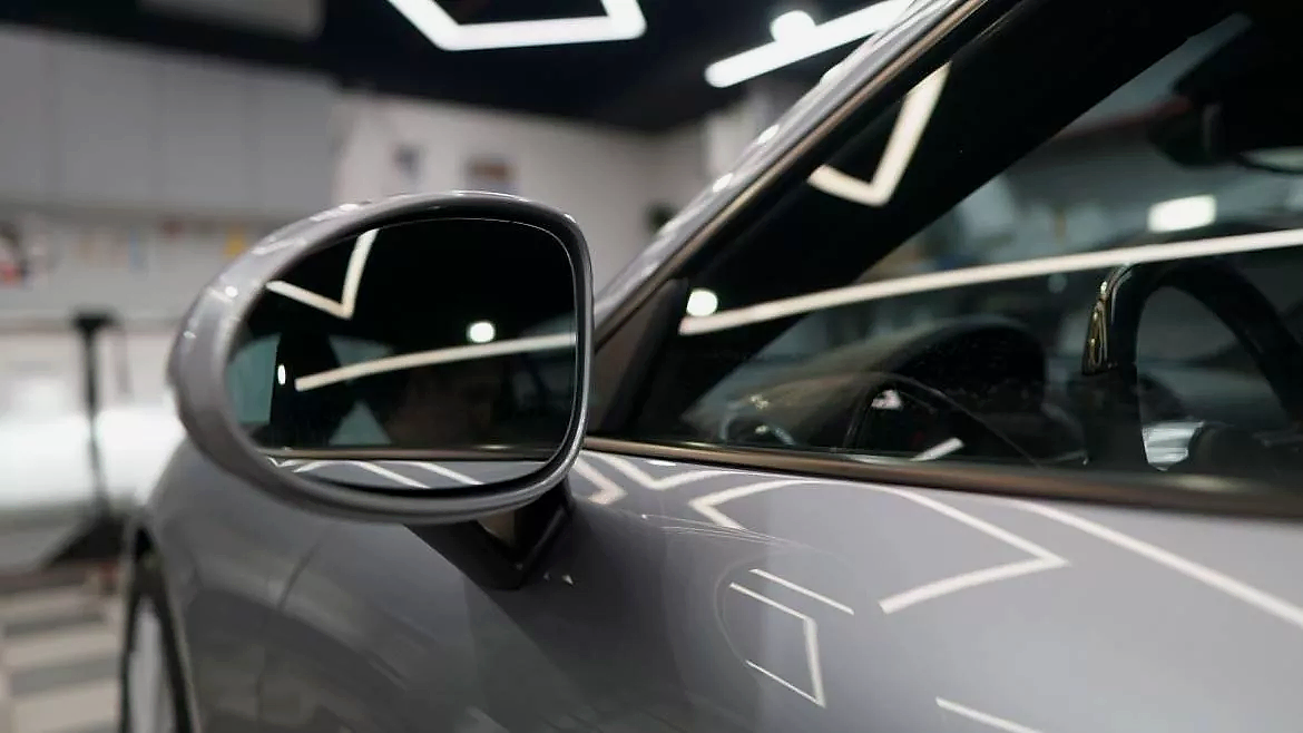 Тонировка стекол автомобиля в детейлинг центр SA CarLounge в Москве