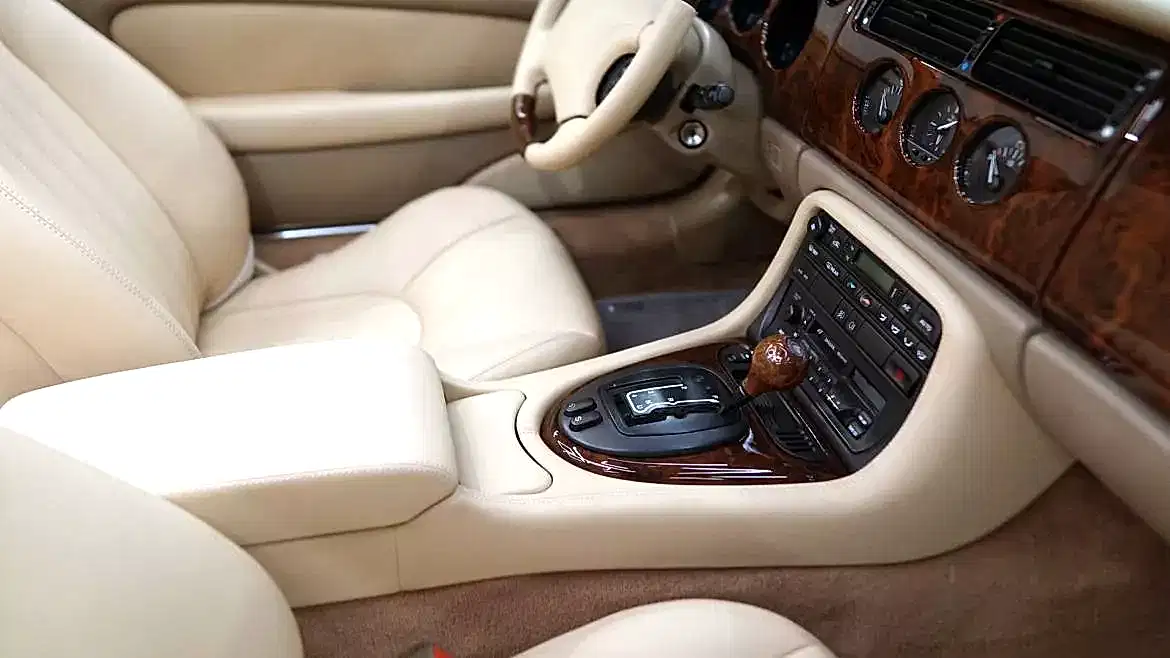 Перетяжка деталей салона автомобиля в детейлинг центре SA CarLounge в Москве