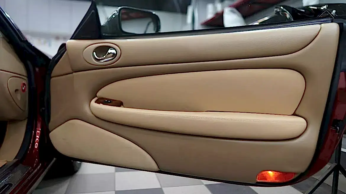 Перетяжка дверных карт в детейлинг центре SA CarLounge в Москве