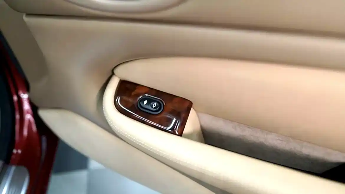 Перетяжка дверных карт в детейлинг центре SA CarLounge в Москве
