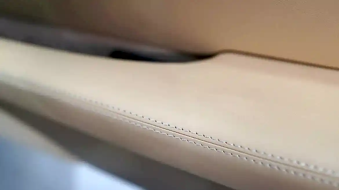 Перетяжка дверных карт в детейлинг центре SA CarLounge в Москве