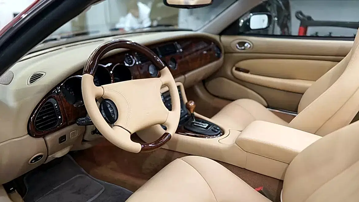 Перетяжка подлокотника автомобиля в детейлинг центре SA CarLounge в Москве