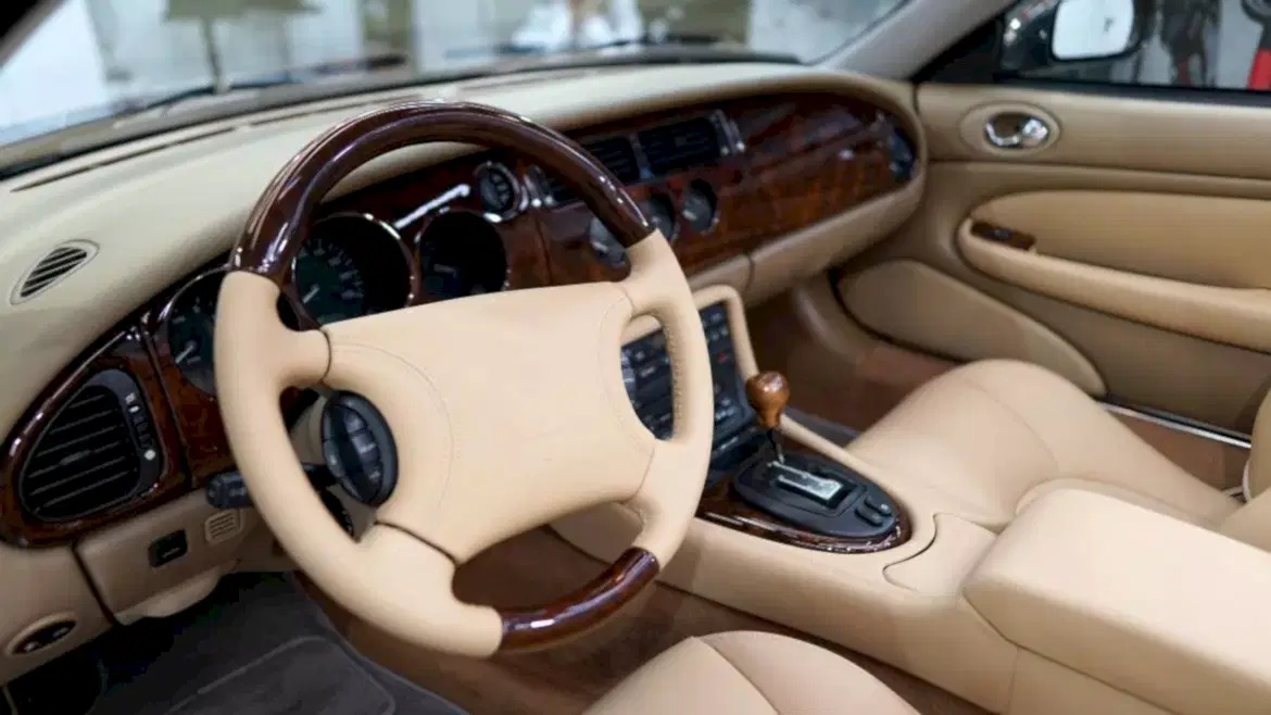 Перетяжка подлокотника автомобиля в детейлинг центре SA CarLounge в Москве
