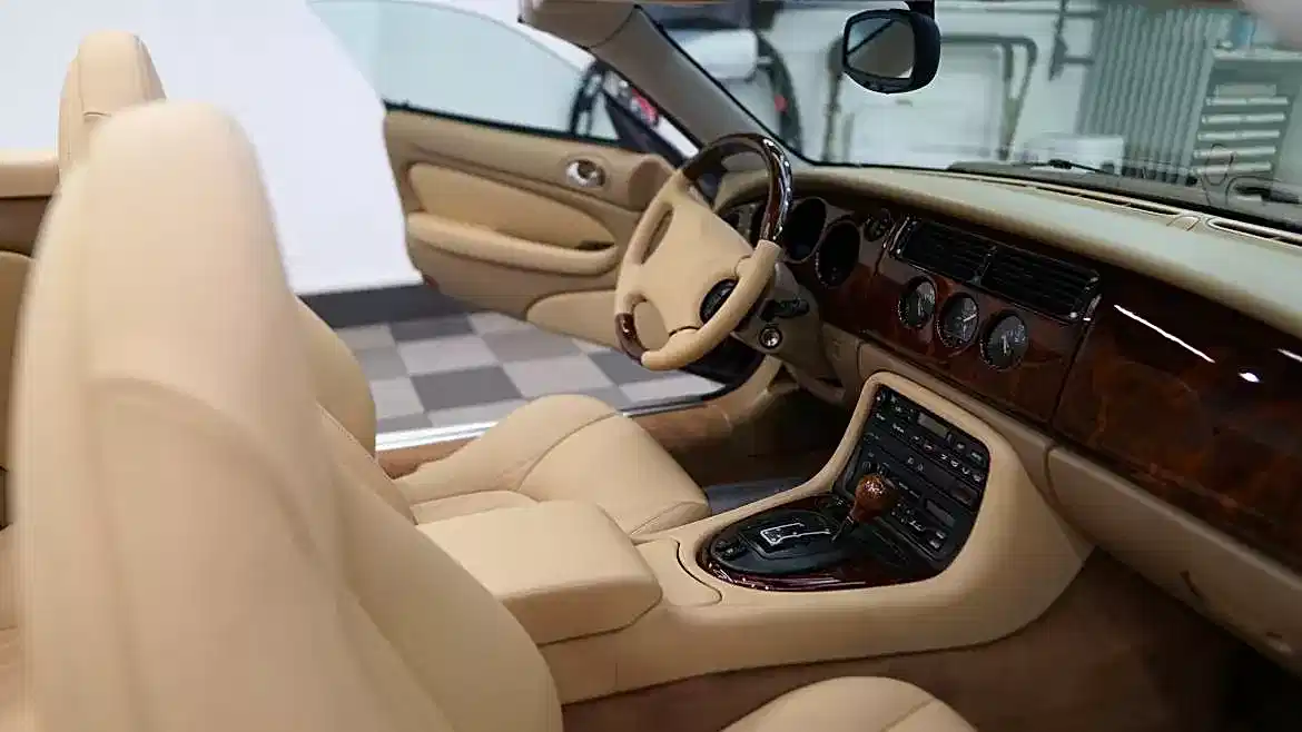 Перетяжка подлокотника автомобиля в детейлинг центре SA CarLounge в Москве