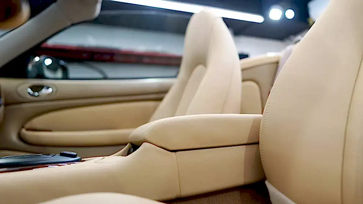 Перетяжка подлокотника автомобиля в детейлинг центре SA CarLounge в Москве