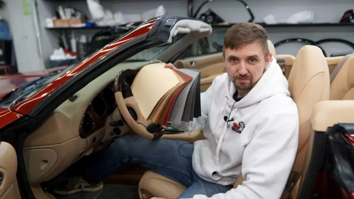 Перетяжка потолка автомобиля в детейлинг центре SA CarLounge в Москве