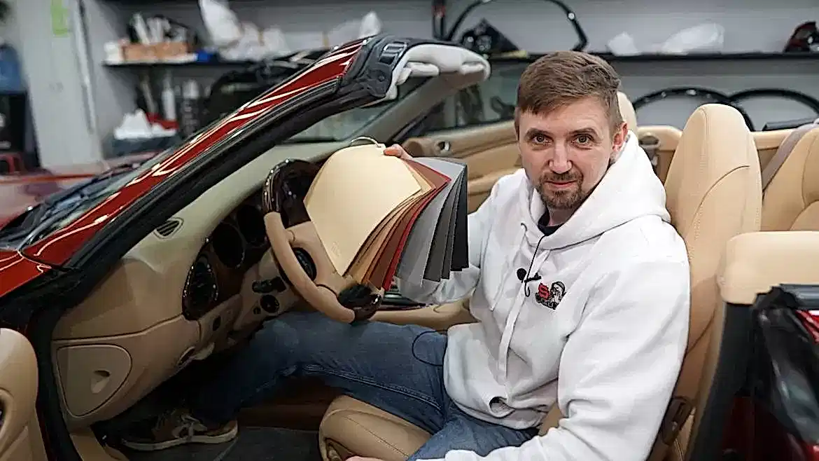 Перетяжка потолка автомобиля в детейлинг центре SA CarLounge в Москве