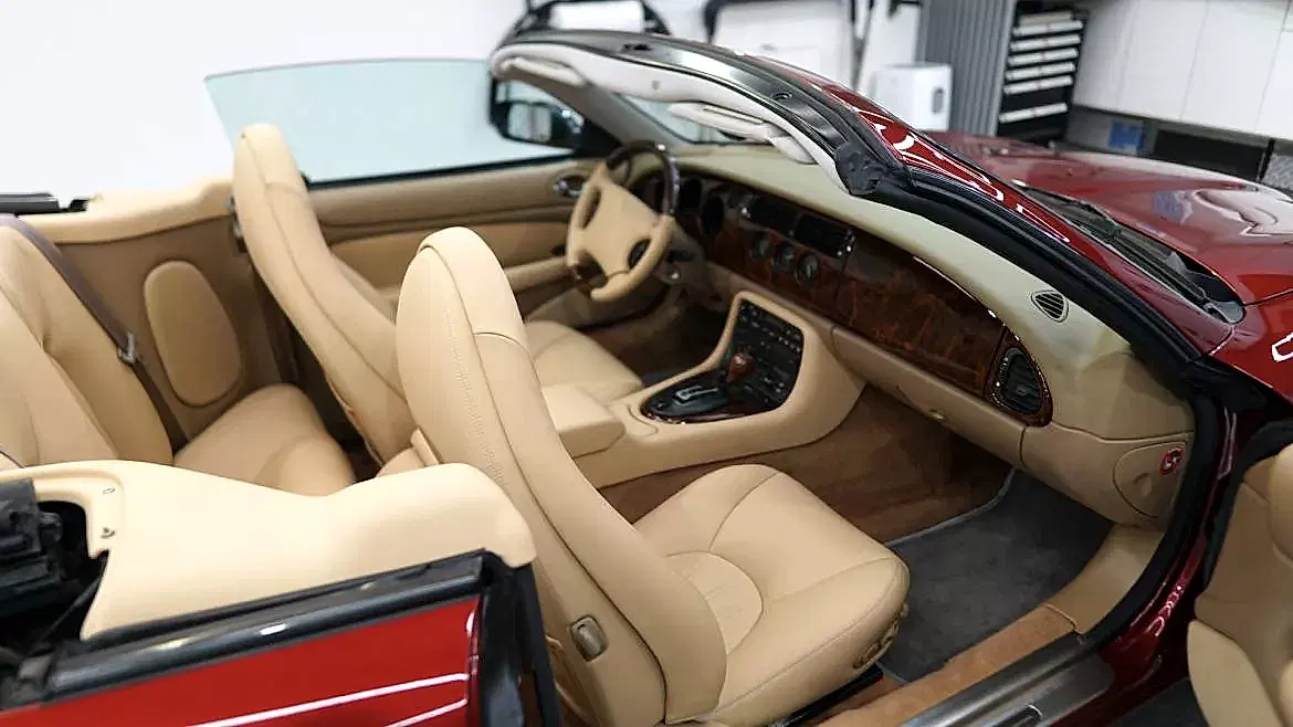 Перетяжка торпеды автомобиля в детейлинг центре SA CarLounge в Москве