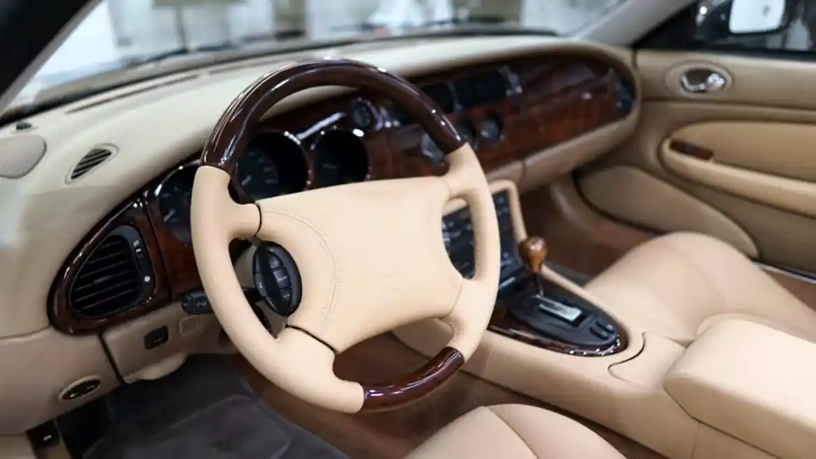Перетяжка торпеды автомобиля в детейлинг центре SA CarLounge в Москве