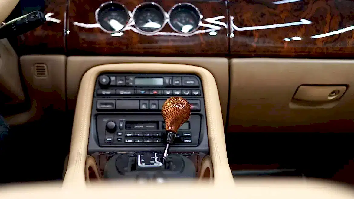 Перетяжка торпеды автомобиля в детейлинг центре SA CarLounge в Москве