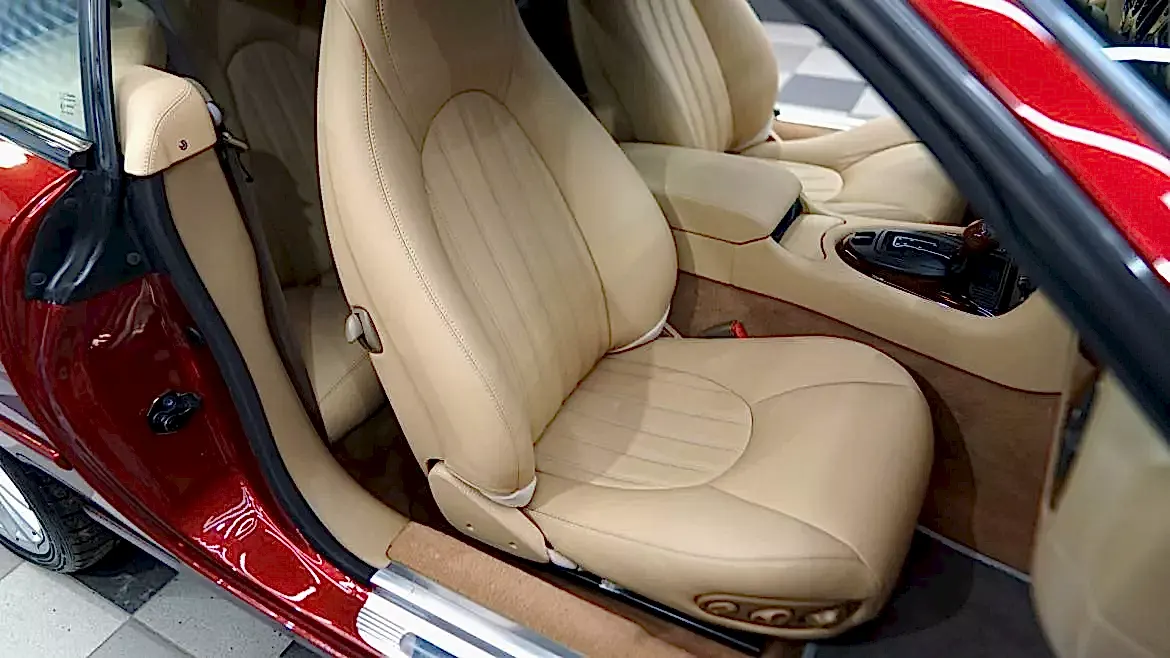 Перетяжка сидений автомобиля в детейлинг центре SA CarLounge в Москве