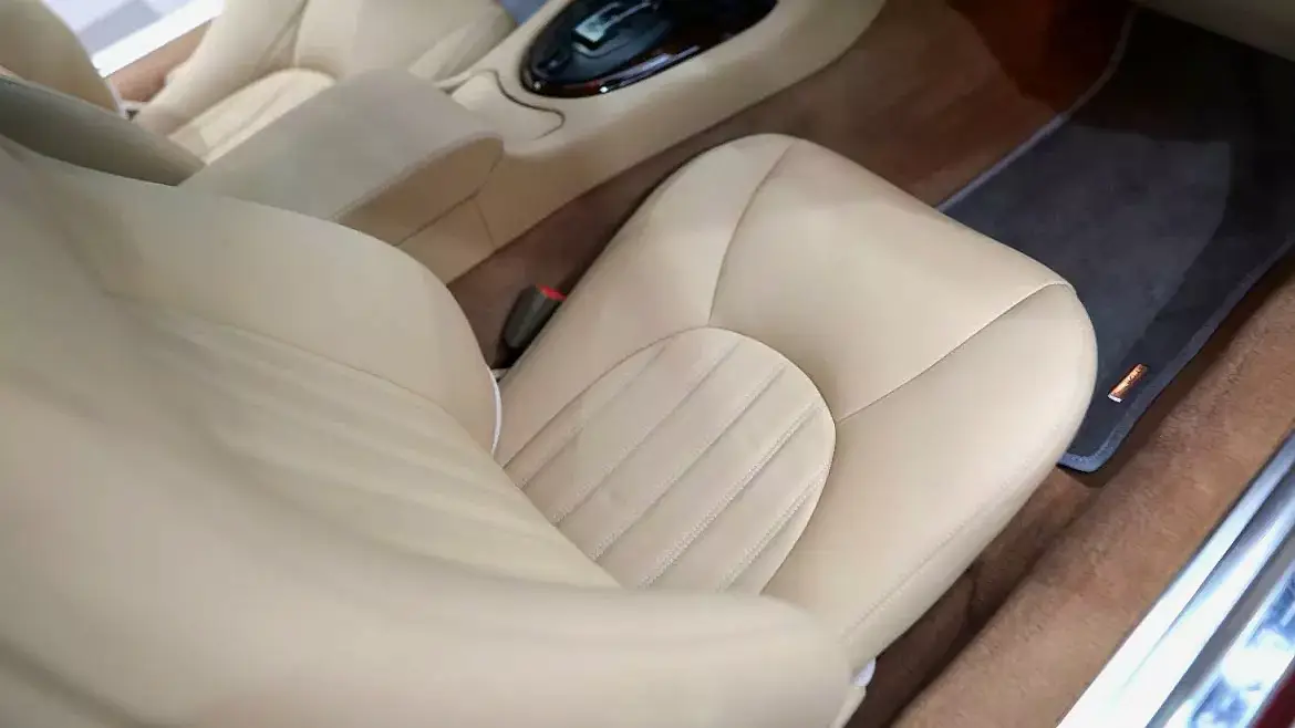 Перетяжка сидений автомобиля в детейлинг центре SA CarLounge в Москве