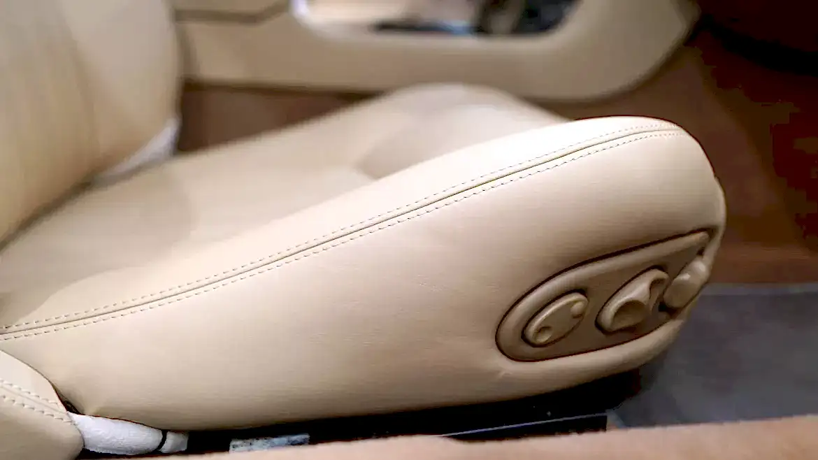 Перетяжка сидений автомобиля в детейлинг центре SA CarLounge в Москве