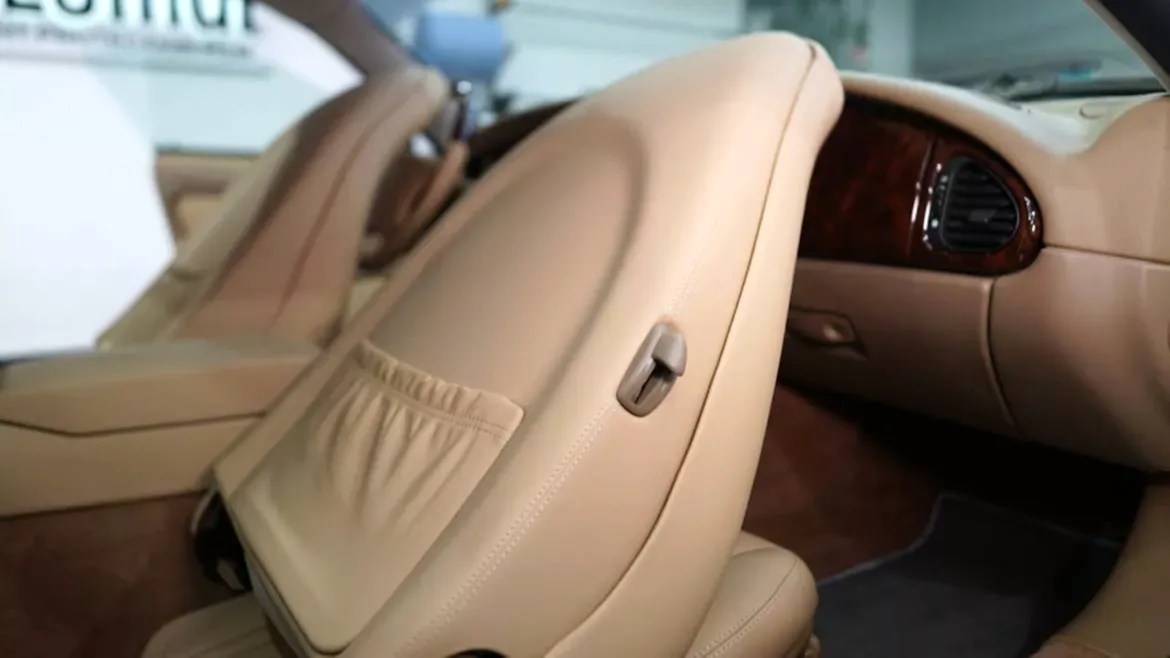 Перетяжка сидений автомобиля в детейлинг центре SA CarLounge в Москве