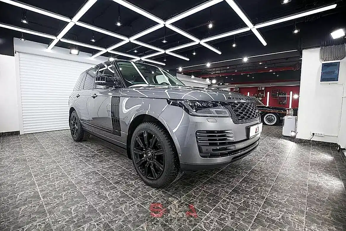 Нанесение защитного покрытия на кузов автомобиля в детейлинг центре САКарЛаунж в Москве