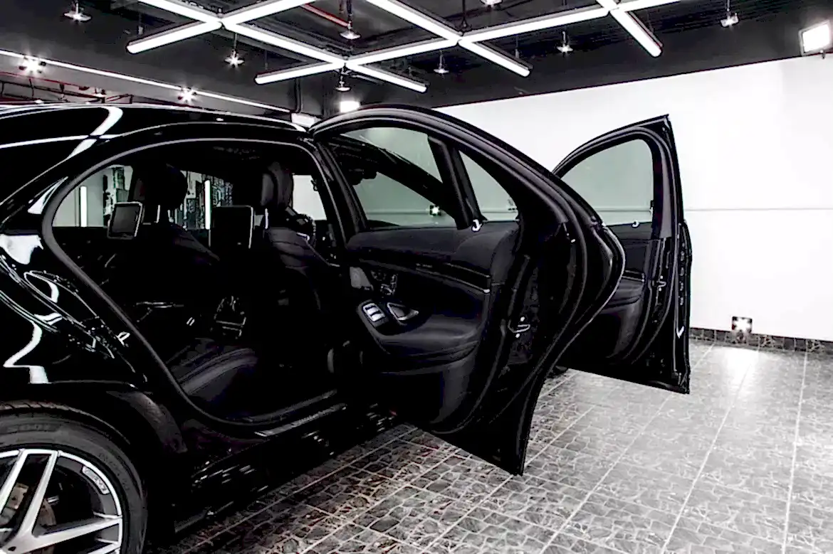 Тонировка стекол пленкой цена в детейлинг центре SA CarLounge в Москве