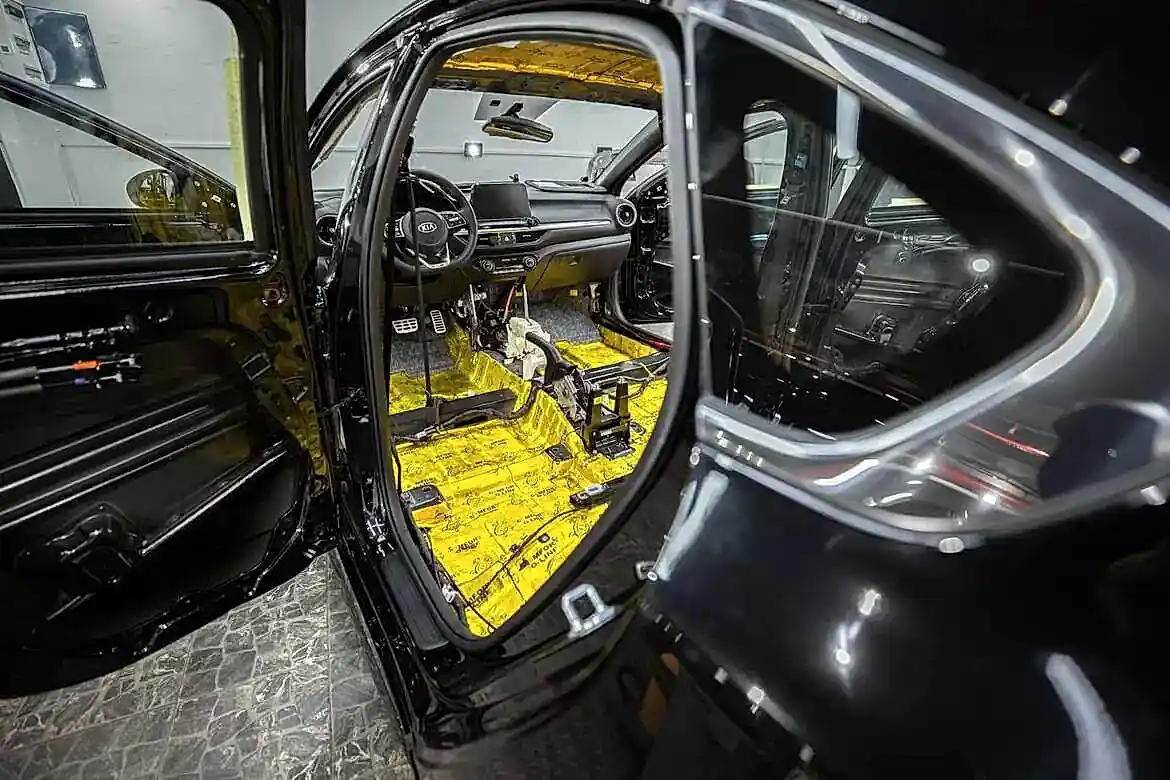 Шумоизоляция автомобиля в детейлинг центре SA CarLounge в Москве
