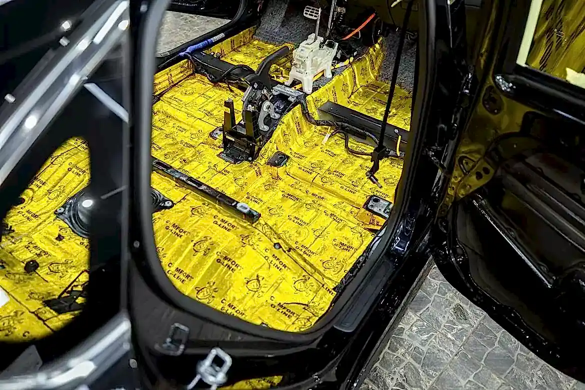 Шумоизоляция автомобиля в детейлинг центре SA CarLounge в Москве