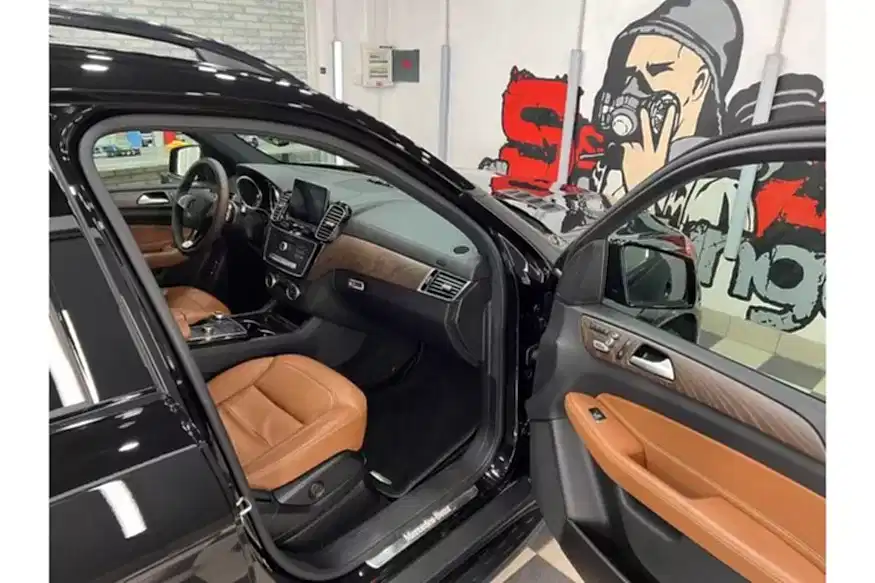 Оклейка авто стекол в детейлинг центре SA CarLounge в Москве
