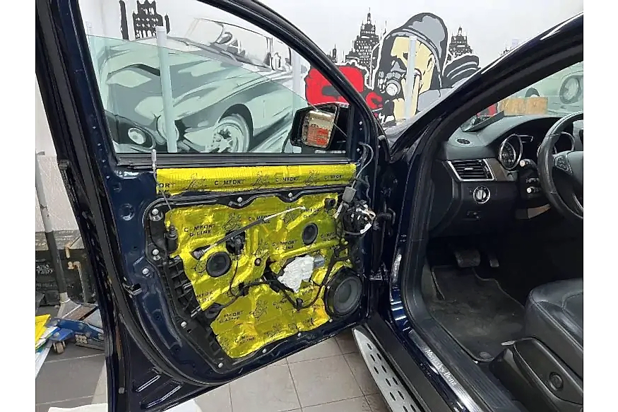 Установка доводчиков дверей на автомобиль цена в детейлинг центре SA CarLounge в Москве